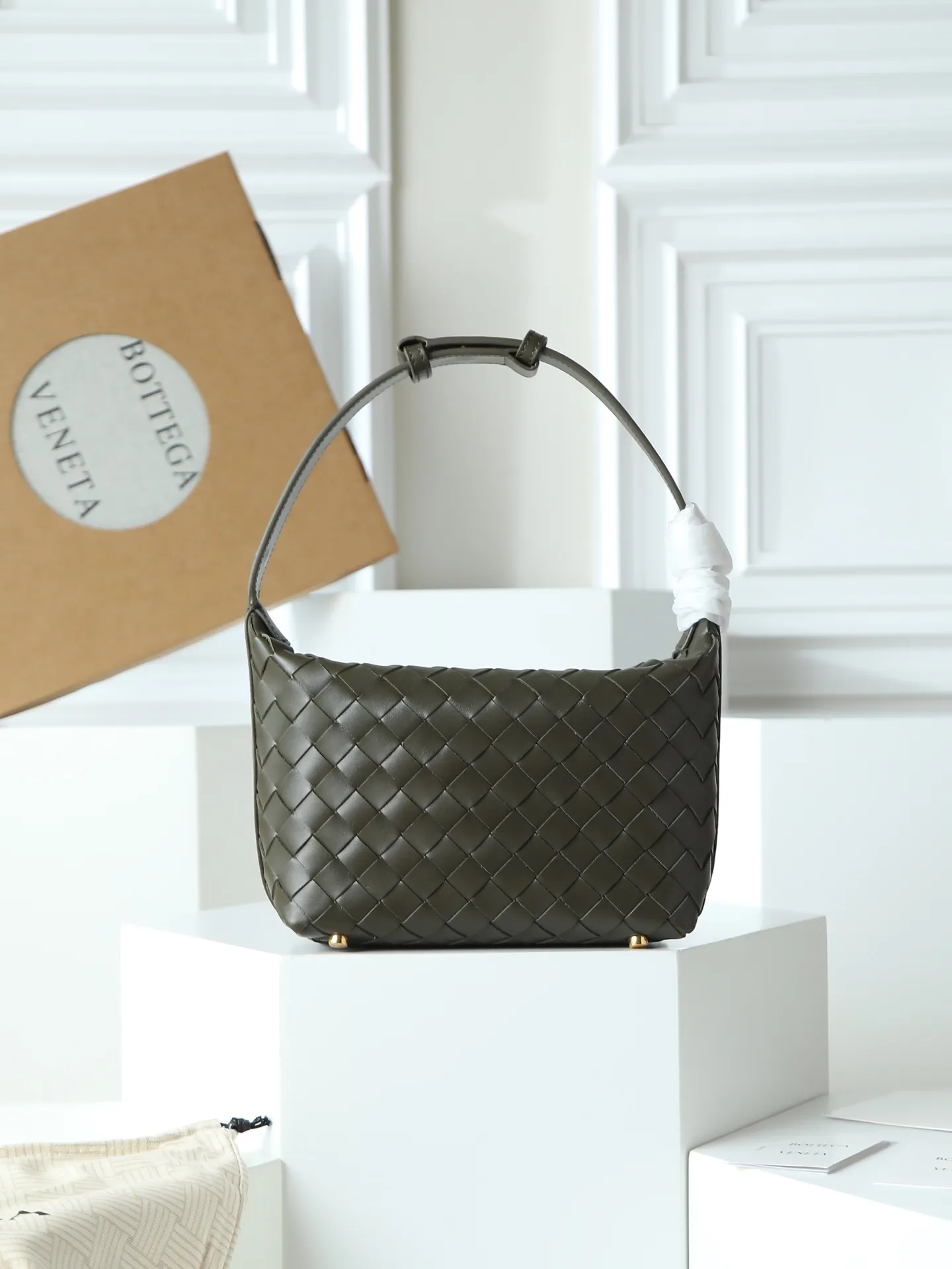 Batch 1620. A lunch bag that is predicted to be popular again this year. The entire bag is made of top-grade naa lambskin. It is very soft and lightweight. It also uses the intrecciato weaving process that the two founders spent several months developing from the beginning of the brand. It is completely hand-woven by Italian craftsmen. It perfectly reflects the craftsmanship of Bottega. The entire bag shape is also a very practical and popular lunch box bag shape. The slightly curved arc of the bag mouth can also better fit our wrists. Style number: 754443 Size: 22*13*9
